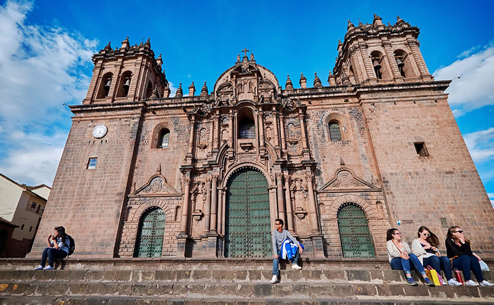 Fachada catedral cusco viaje turistico