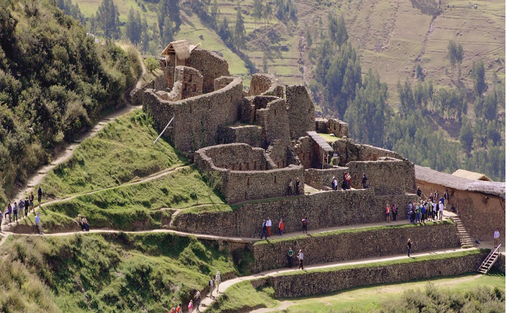 Parque arqueologico de pisac turistas peru