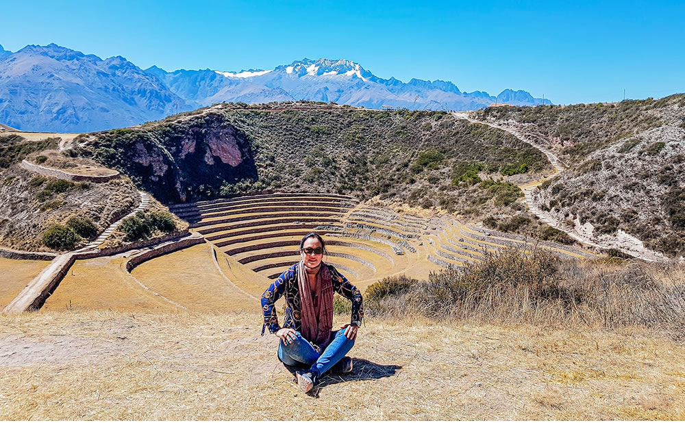 Turista en complejo arqueologico de moray peru