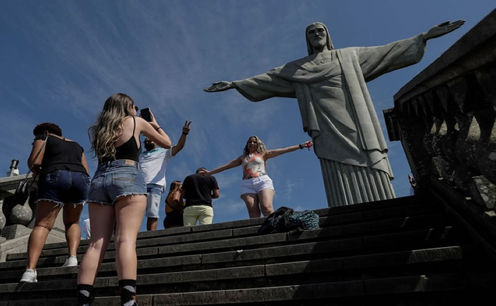 Turistas Cristo Redentor Río de Janeiro viaje cultural Brasil