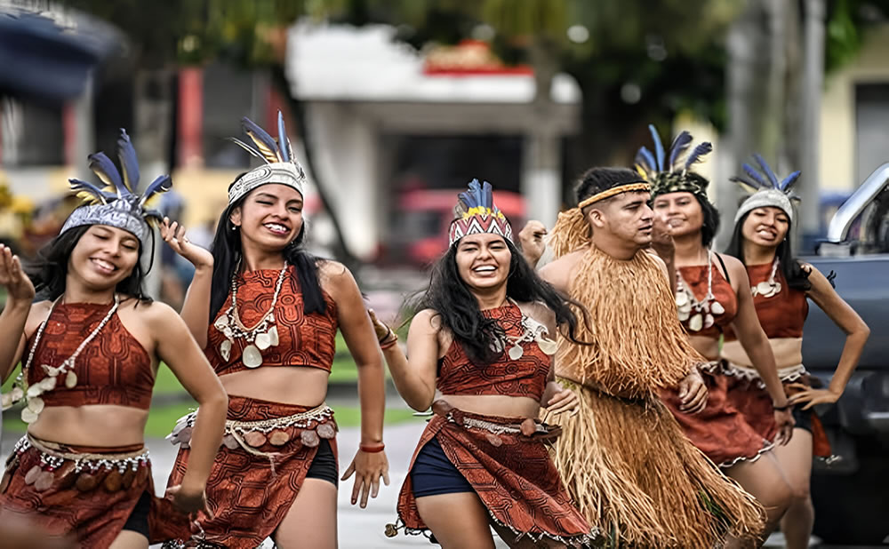 Cinco mujeres y un hombre danzando bailes tipicos viaje a iquitos