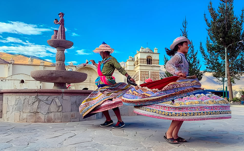 Dos mujeres danzando fiestas tipicas viaje a arequipa