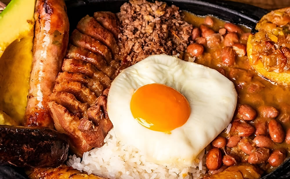 Platos tipicos con carne arroz y huevo viaje a colombia