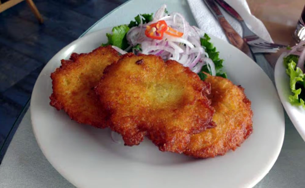 Plato tipico ceviche con tortita de choclo vuelos a lambayeque