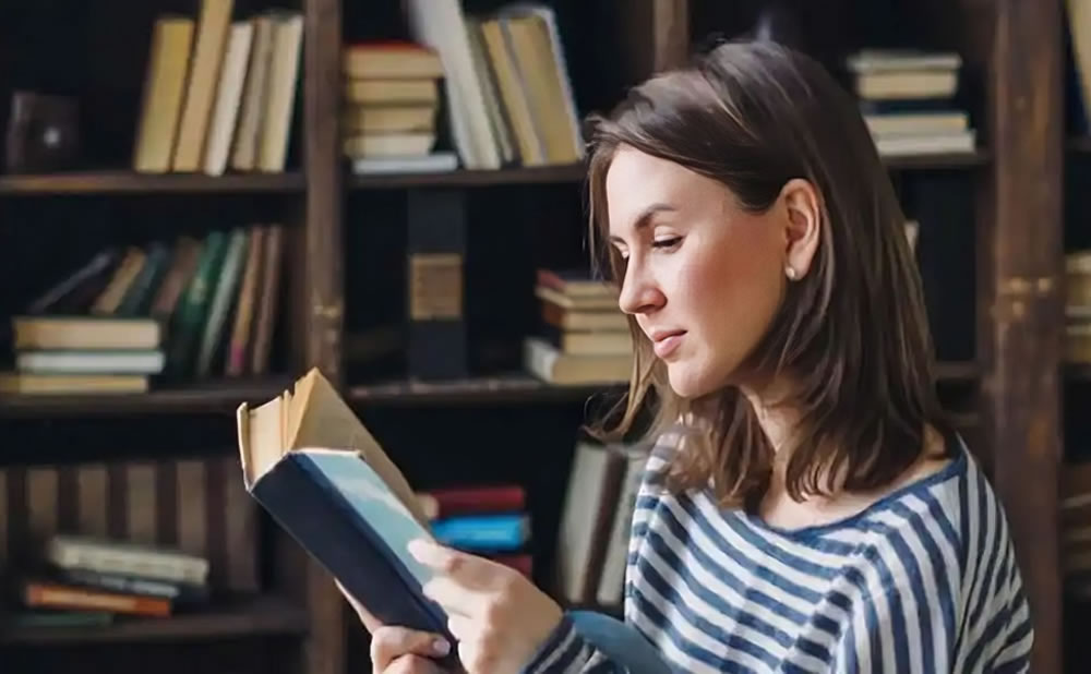 Mujer investiga historia y cultura viajes unicos peru